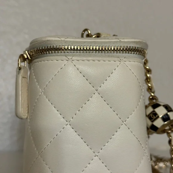 CHANEL Cream Quilted Leather Crossbody Vanity Bag with Gold Chain - Picture 8 of 16